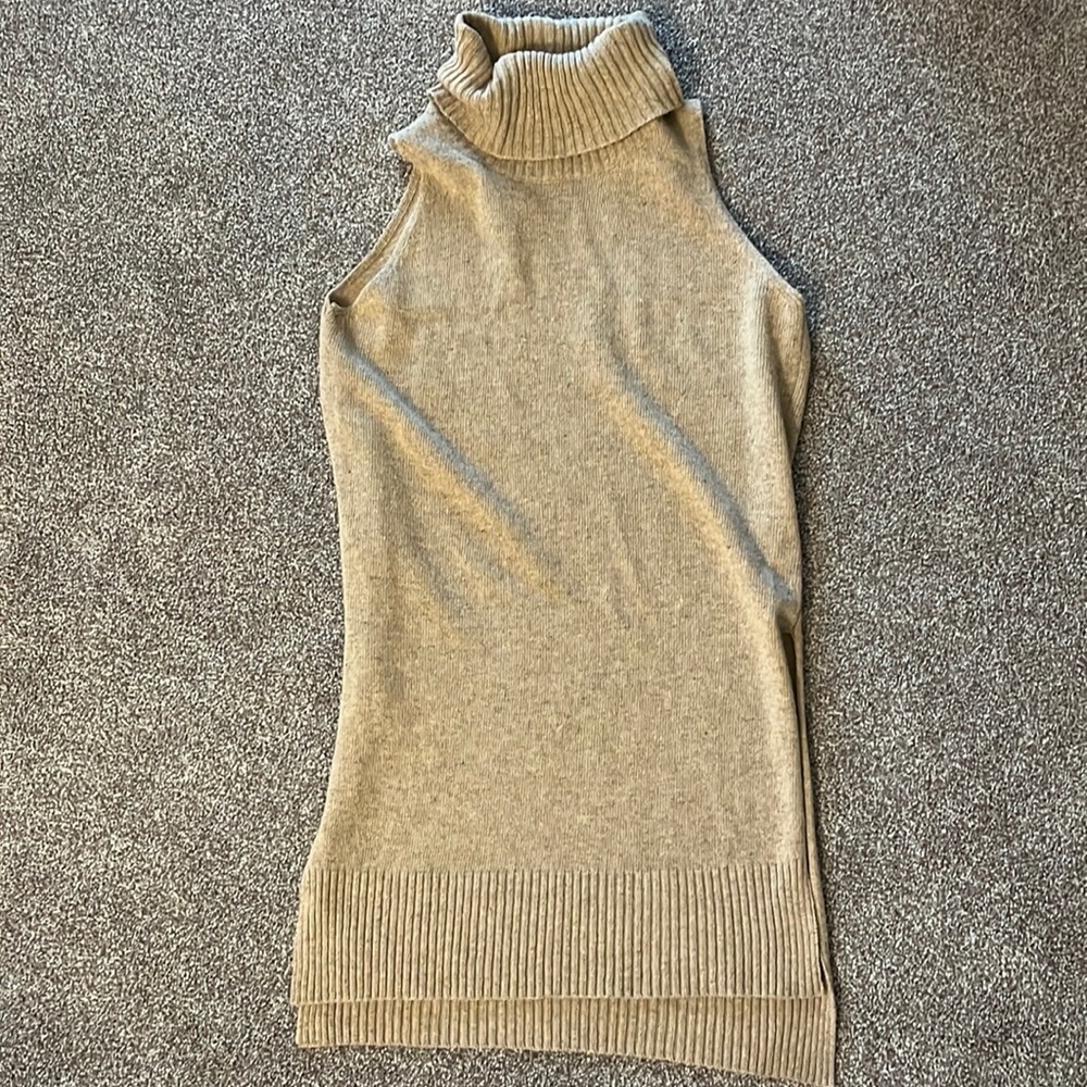 Sleeveless turtleneck sweater. Looks great with leggings and long sleeve small